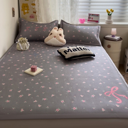 91家纺网 家纺一手货源 找家纺 山茶 2024新款凉感舒适亲肤冰丝藤席 冰藤席-甜酷碎花