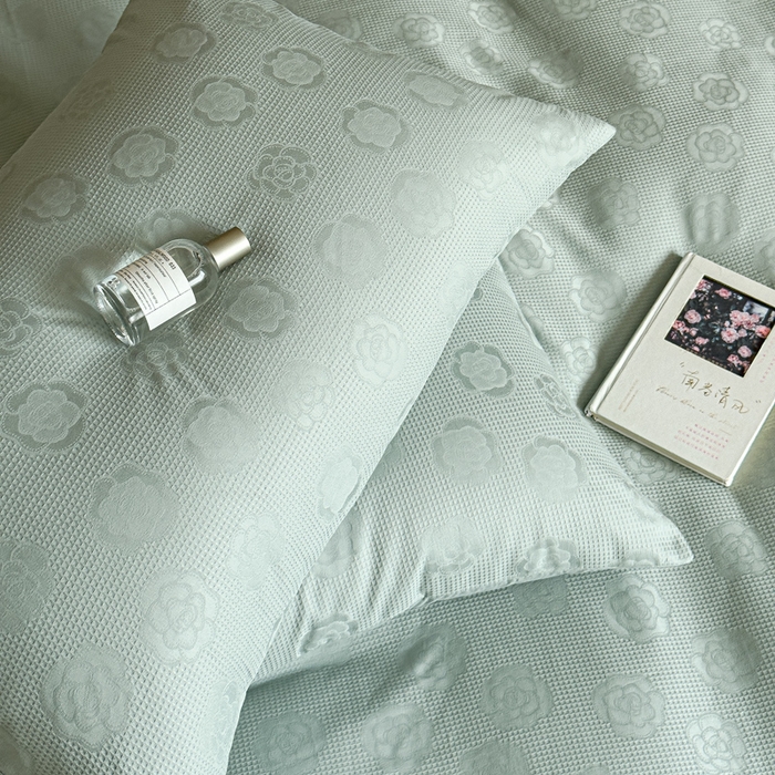 91家纺网 家纺一手货源 找家纺 金丝鸟家纺 2024新款棉水洗棉纯色提花四件套 山茶花 青石兰