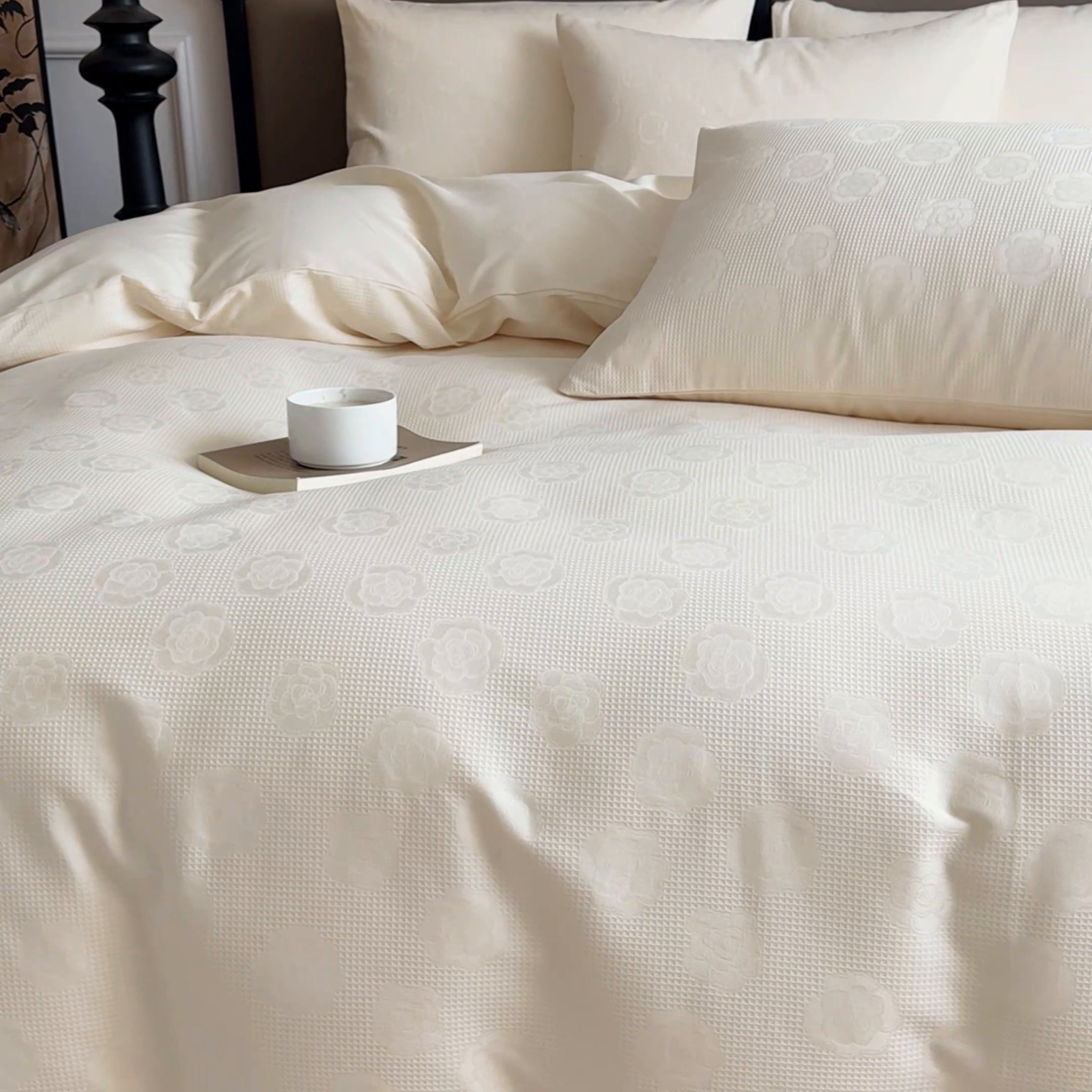 91家纺网 家纺一手货源 找家纺 金丝鸟家纺 2024新款棉水洗棉纯色提花四件套 山茶花 白