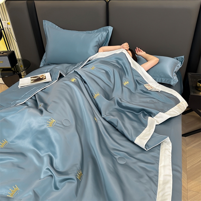 91家纺网 家纺一手货源 找家纺 满羽家纺 2024热款冰丝绸冰豆豆被夏被四件套凉感空调被（踩棉工艺）皇冠-宾利蓝