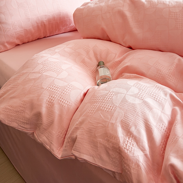 91家纺网 家纺一手货源 找家纺 金丝鸟家纺 2024新款棉水洗棉纯色提花四件套 风车 粉