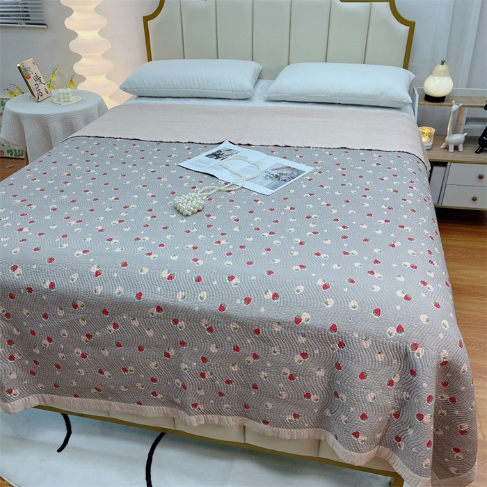 91家纺网 家纺一手货源 找家纺 暖居 2024新款双面天丝单件床盖 草莓点点灰