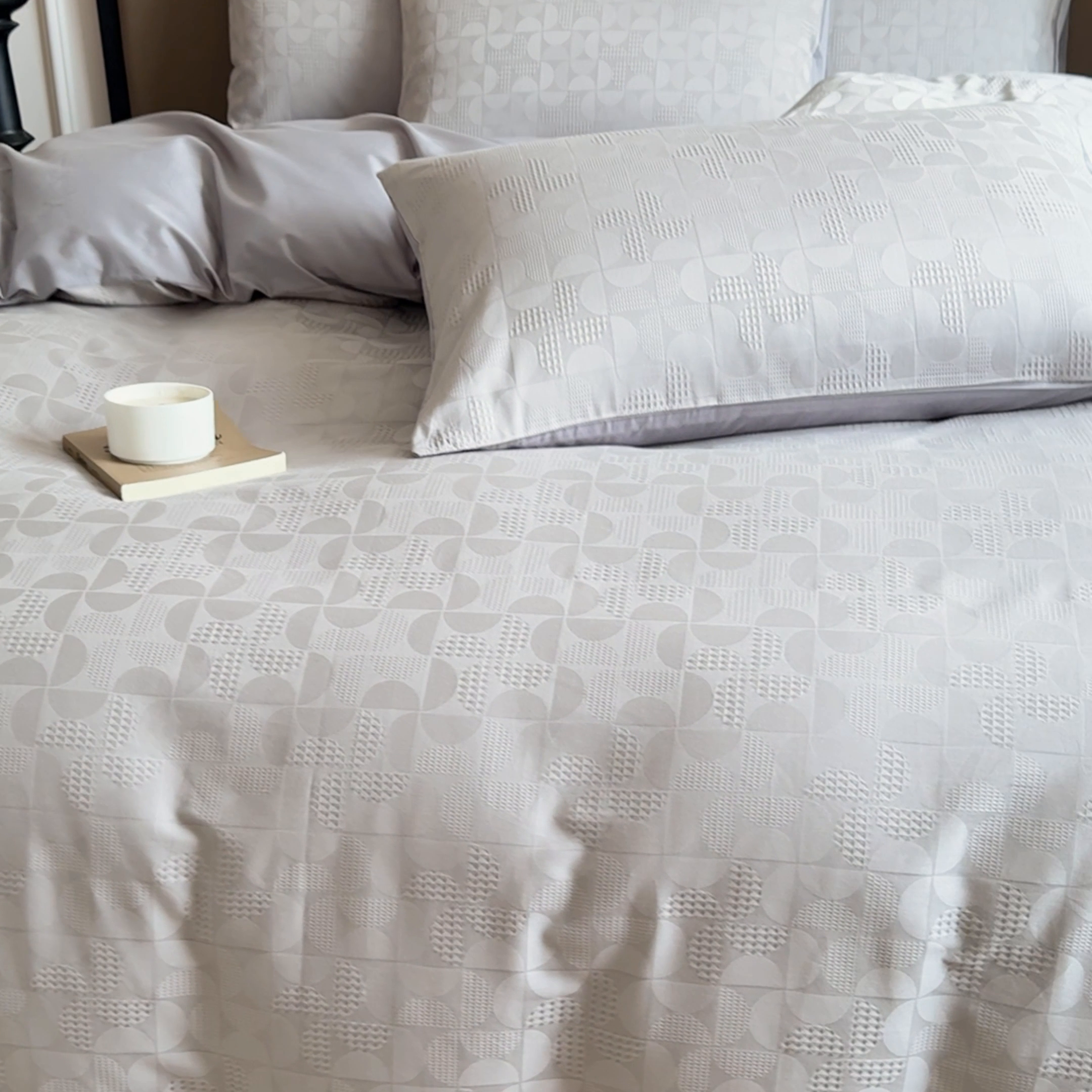 91家纺网 家纺一手货源 找家纺 金丝鸟家纺 2024新款棉水洗棉纯色提花四件套 风车 灰