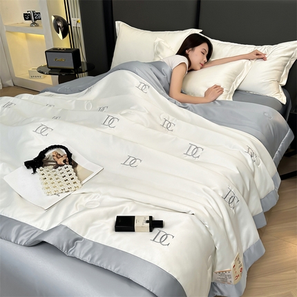 91家纺网 家纺一手货源 找家纺 满羽家纺 2024热款冰丝绸冰豆豆被夏被四件套凉感空调被（踩棉工艺）字母-山灰