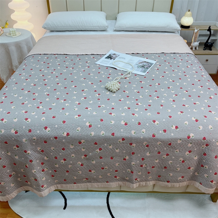 91家纺网 家纺一手货源 找家纺 暖居 2024新款双面天丝单件床盖 草莓点点灰