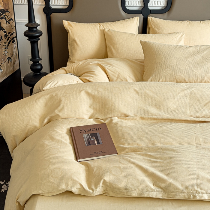 91家纺网 家纺一手货源 找家纺 金丝鸟家纺 2024新款棉水洗棉纯色提花四件套 山茶花 姜黄