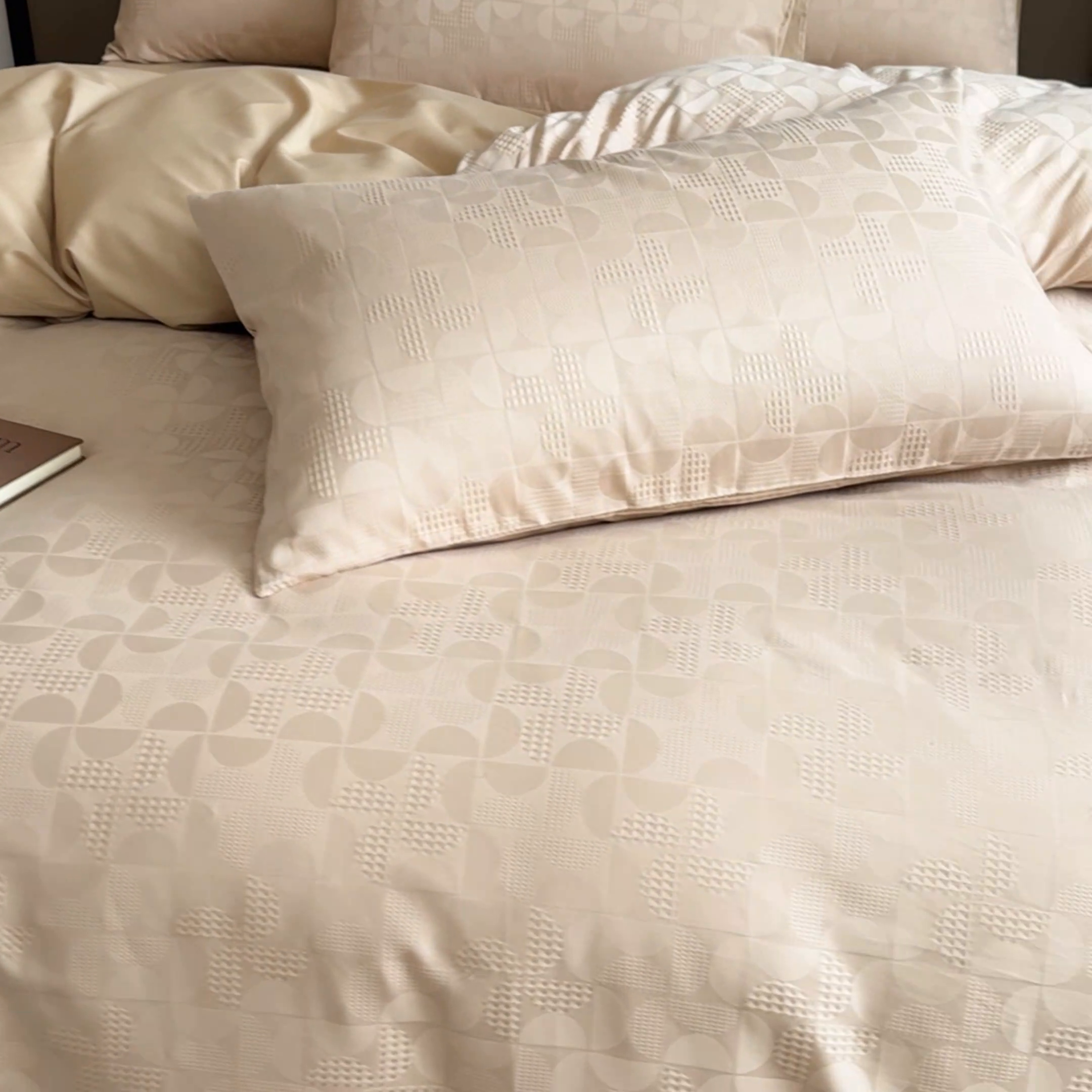 91家纺网 家纺一手货源 找家纺 金丝鸟家纺 2024新款棉水洗棉纯色提花四件套 风车 驼