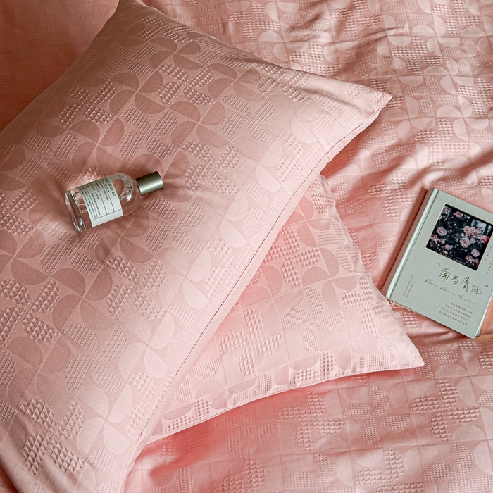 91家纺网 家纺一手货源 找家纺 金丝鸟家纺 2024新款棉水洗棉纯色提花四件套 风车 粉