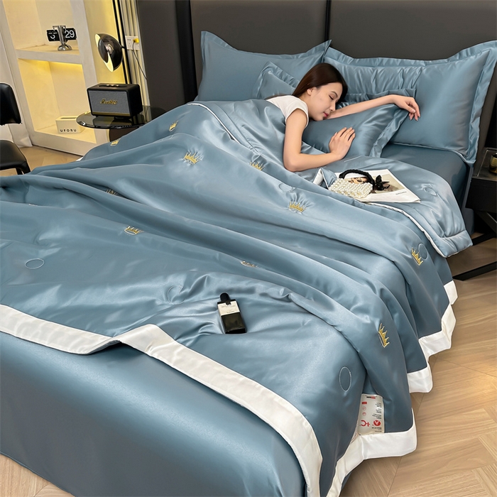 91家纺网 家纺一手货源 找家纺 满羽家纺 2024热款冰丝绸冰豆豆被夏被四件套凉感空调被（踩棉工艺）皇冠-宾利蓝