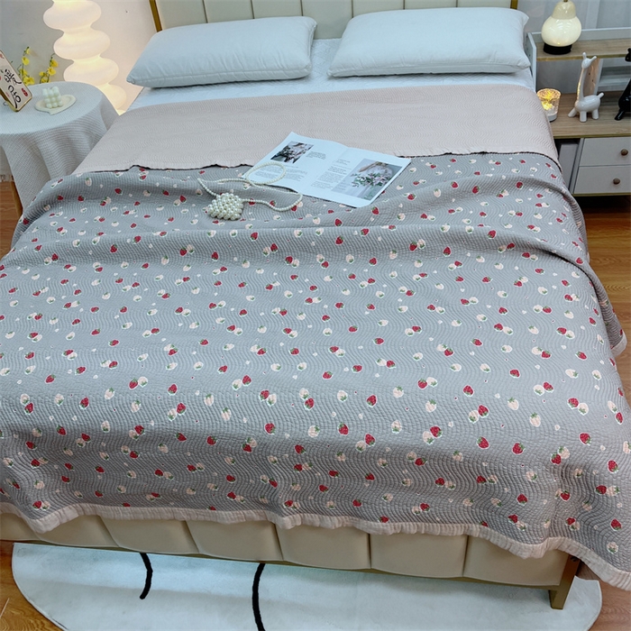 91家纺网 家纺一手货源 找家纺 暖居 2024新款双面天丝单件床盖 草莓点点灰