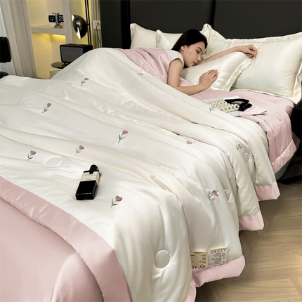 91家纺网 家纺一手货源 找家纺 满羽家纺 2024热款冰丝绸冰豆豆被夏被四件套凉感空调被（踩棉工艺）花朵-奶白粉