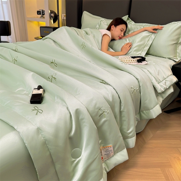 91家纺网 家纺一手货源 找家纺 满羽家纺 2024热款冰丝绸冰豆豆被夏被四件套凉感空调被（踩棉工艺）蝴蝶结-翡翠绿