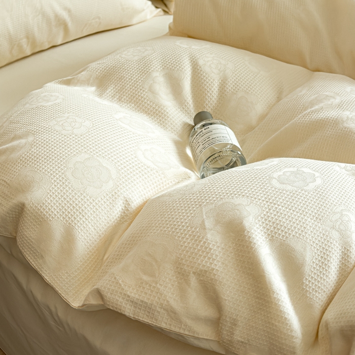 91家纺网 家纺一手货源 找家纺 金丝鸟家纺 2024新款棉水洗棉纯色提花四件套 山茶花 白