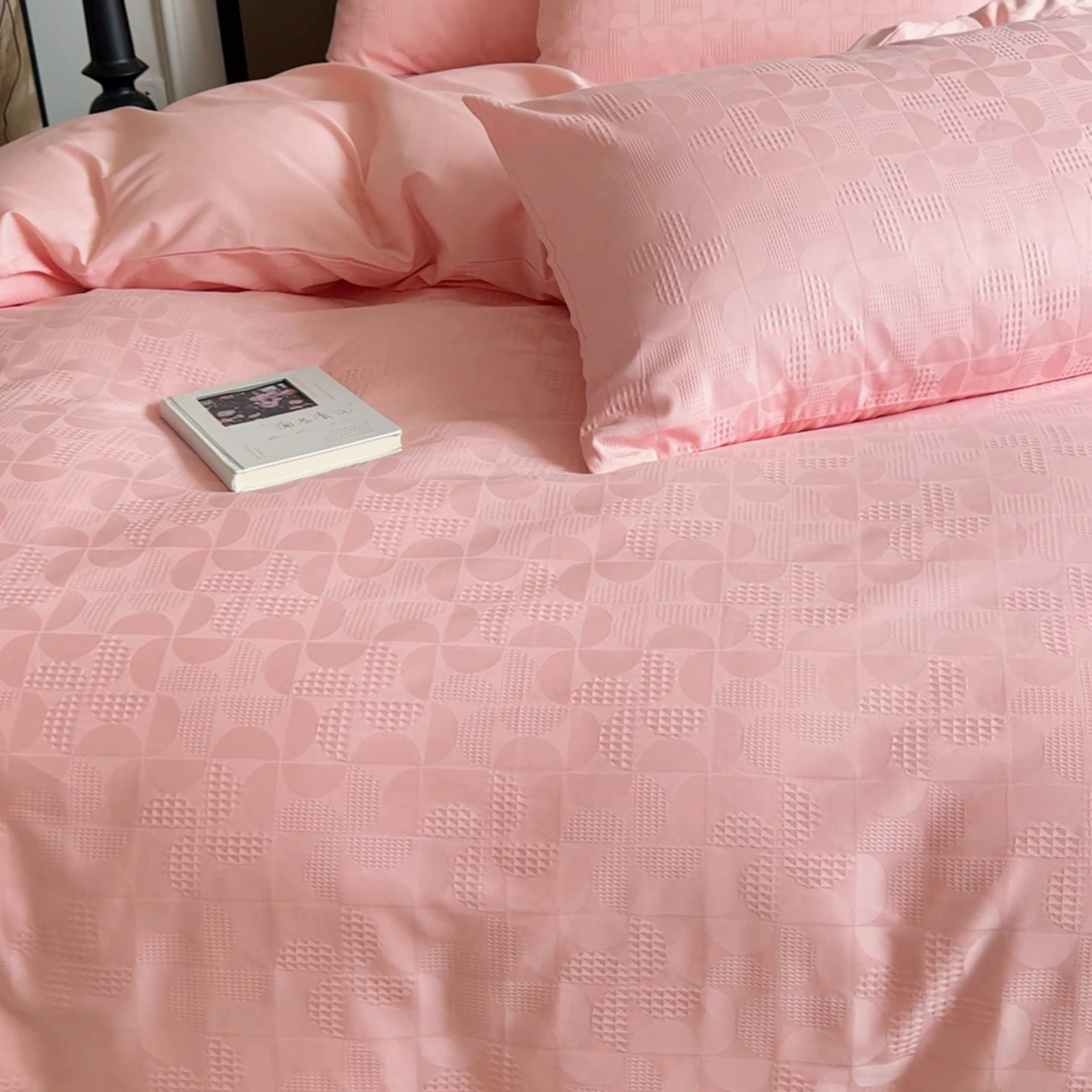 91家纺网 家纺一手货源 找家纺 金丝鸟家纺 2024新款棉水洗棉纯色提花四件套 风车 粉