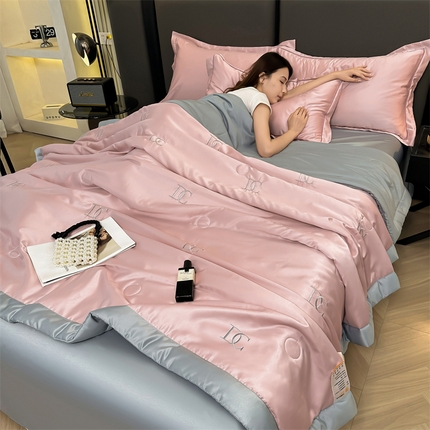 91家纺网 家纺一手货源 找家纺 满羽家纺 2024热款冰丝绸冰豆豆被夏被四件套凉感空调被（踩棉工艺）字母-粉灰