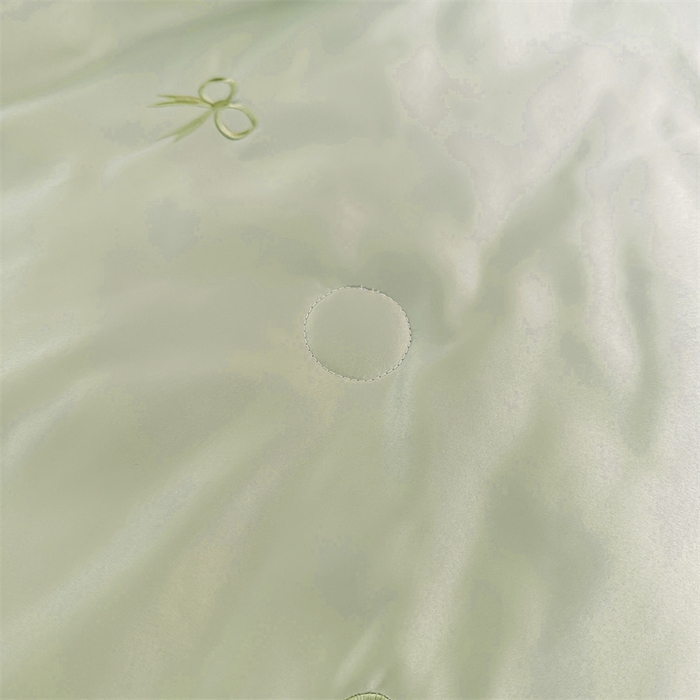91家纺网 家纺一手货源 找家纺 满羽家纺 2024热款冰丝绸冰豆豆被夏被四件套凉感空调被（踩棉工艺）蝴蝶结-翡翠绿