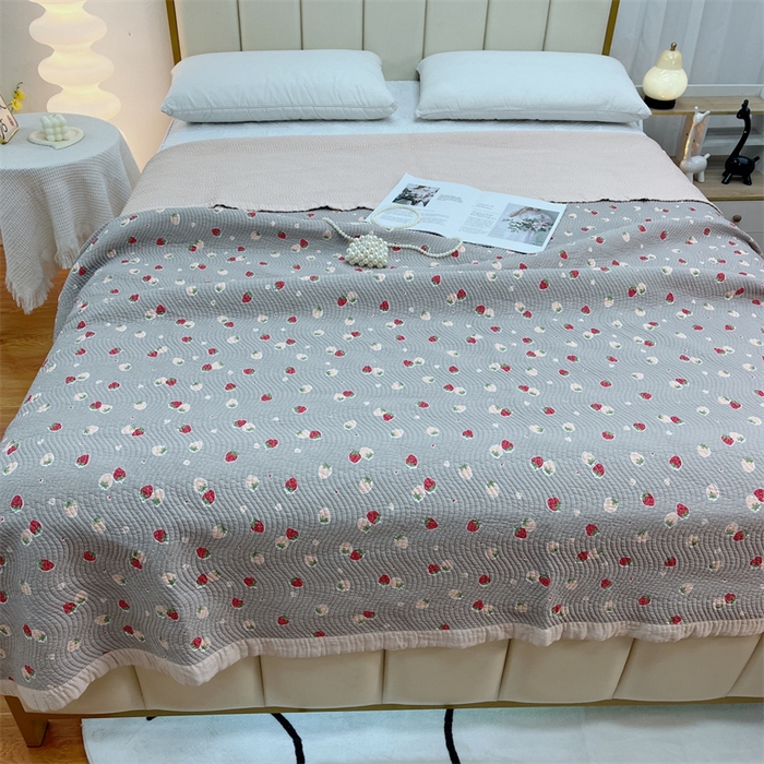 91家纺网 家纺一手货源 找家纺 暖居 2024新款双面天丝单件床盖 草莓点点灰