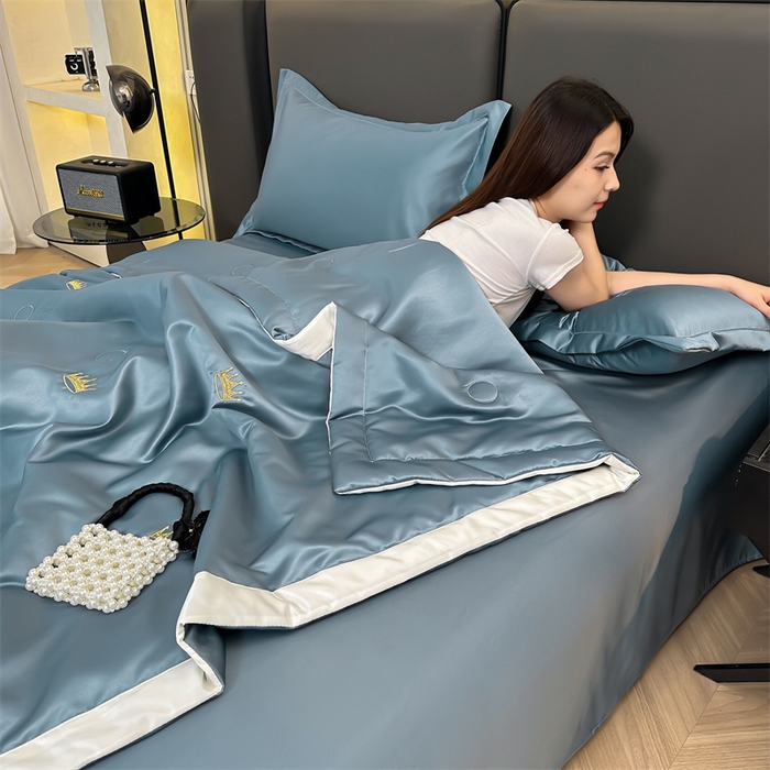 91家纺网 家纺一手货源 找家纺 满羽家纺 2024热款冰丝绸冰豆豆被夏被四件套凉感空调被（踩棉工艺）皇冠-宾利蓝