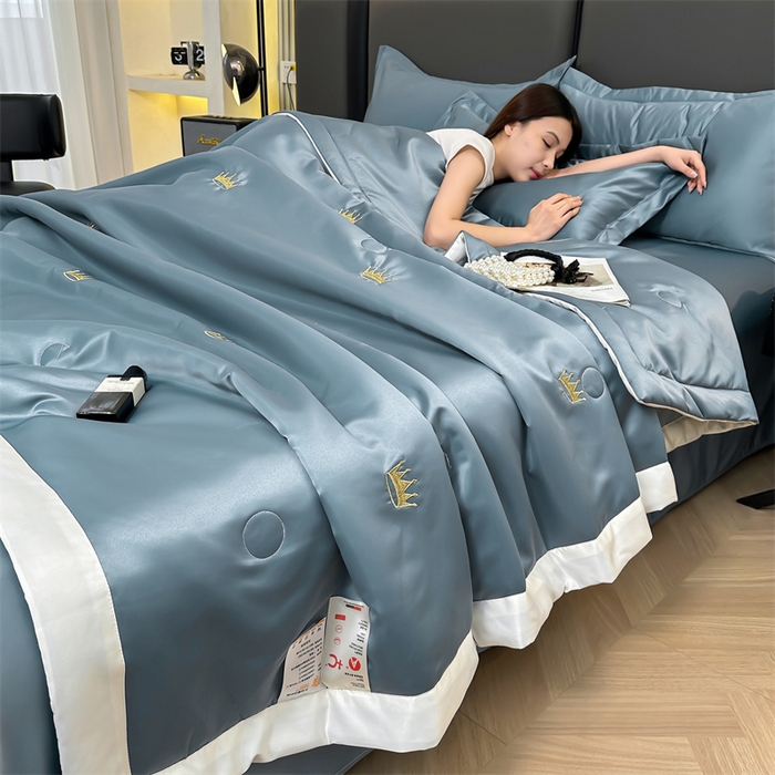 91家纺网 家纺一手货源 找家纺 满羽家纺 2024热款冰丝绸冰豆豆被夏被四件套凉感空调被（踩棉工艺）皇冠-宾利蓝