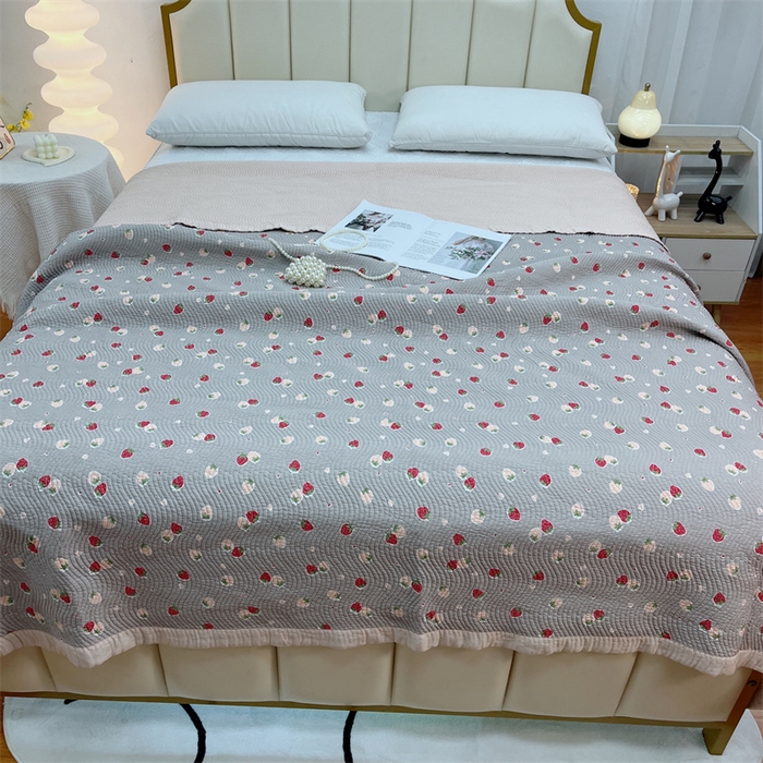 91家纺网 家纺一手货源 找家纺 暖居 2024新款双面天丝单件床盖 草莓点点灰