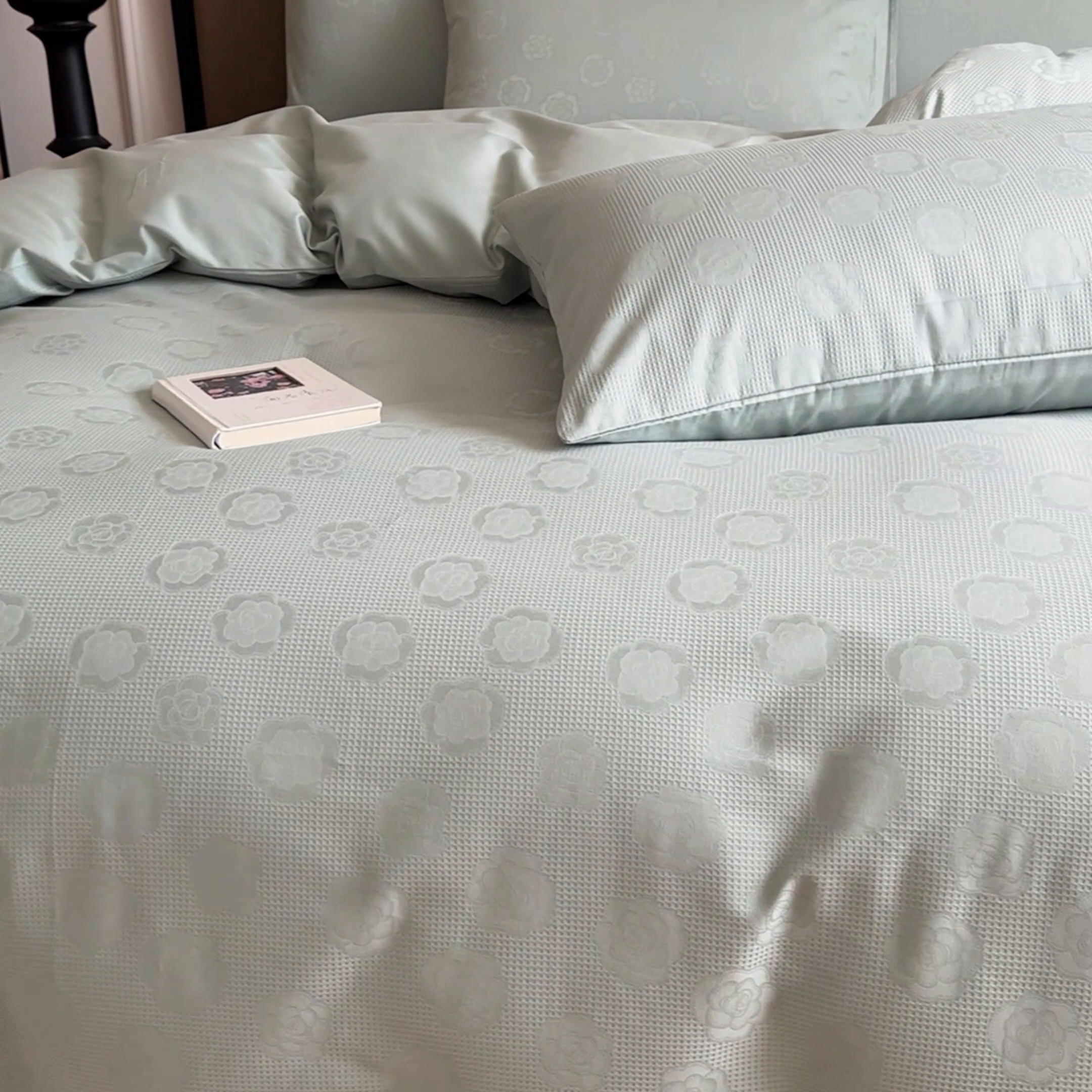 91家纺网 家纺一手货源 找家纺 金丝鸟家纺 2024新款棉水洗棉纯色提花四件套 山茶花 青石兰