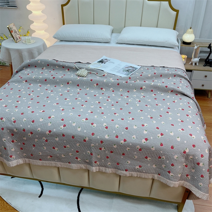 91家纺网 家纺一手货源 找家纺 暖居 2024新款双面天丝单件床盖 草莓点点灰