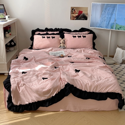 91家纺网 家纺一手货源 找家纺 花伞家居 2025新款毛巾绣加宽花边妮娜蝴蝶结夏被四件套 妮娜蝴蝶结-奶油粉