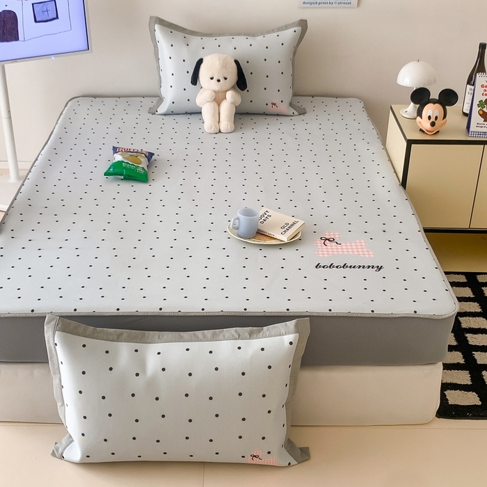 91家纺网 家纺一手货源 找家纺 昔可家纺 2024新款大版数码印花冰藤席床笠款 波点兔