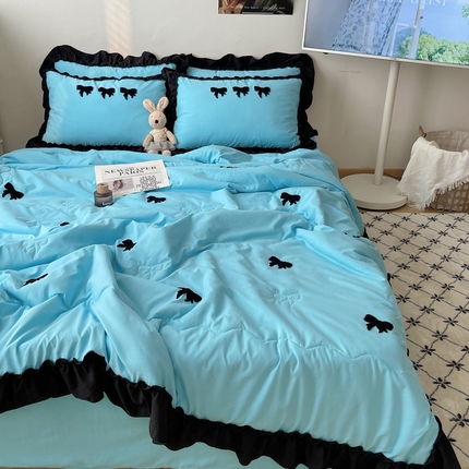 91家纺网 家纺一手货源 找家纺 （总）花伞家居 2025新款毛巾绣加宽花边妮娜蝴蝶结夏被四件套