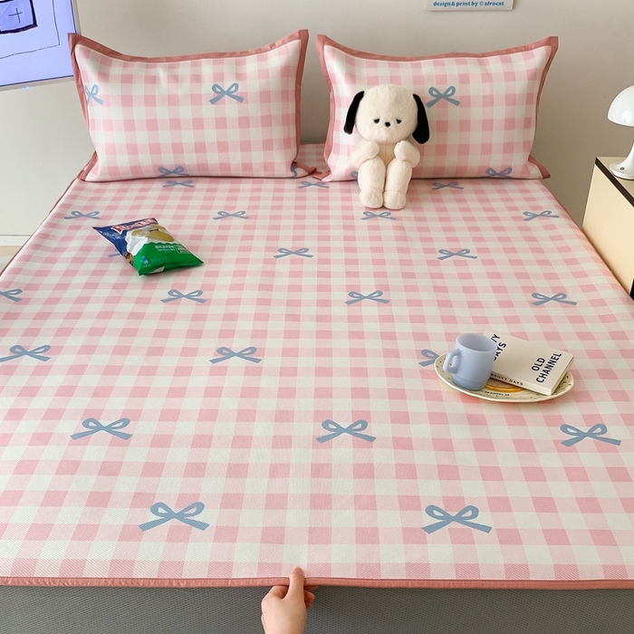 91家纺网 家纺一手货源 找家纺 昔可家纺 2024新款冰藤席床笠款--卡通系列 粉蓝格蝴蝶结