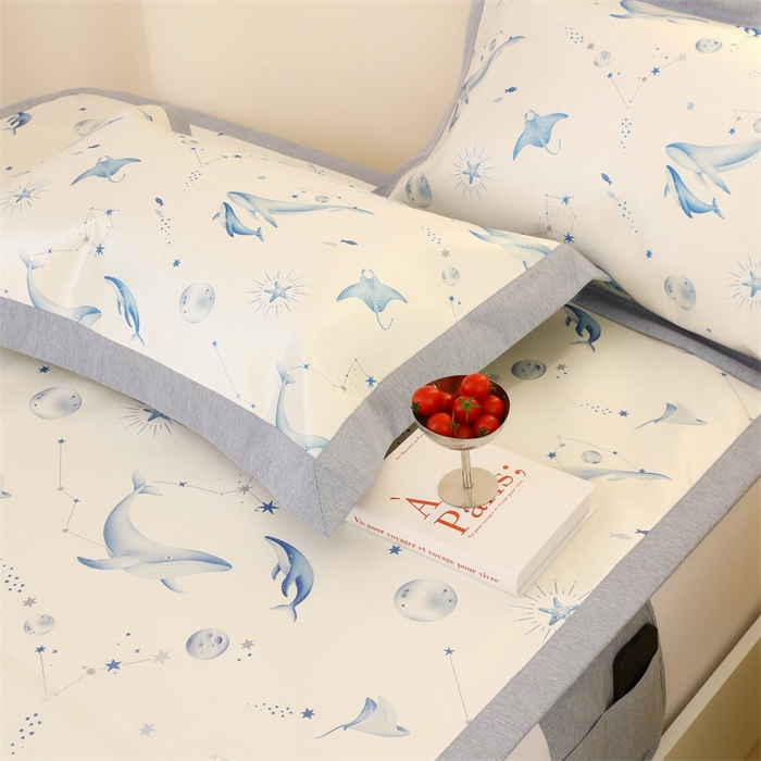 91家纺网 家纺一手货源 找家纺 JUICY 橘滋家纺 2024新款高级感卡通可爱数码印花冰丝席（场景二） 云鲸梦