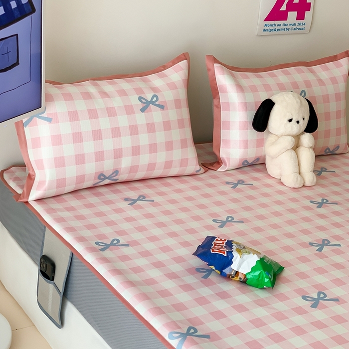 91家纺网 家纺一手货源 找家纺 昔可家纺 2024新款冰藤席床笠款--卡通系列 粉蓝格蝴蝶结