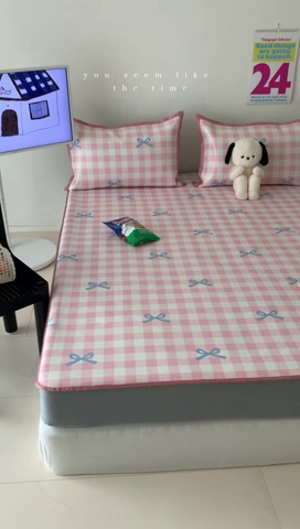 91家纺网 家纺一手货源 找家纺 昔可家纺 2024新款冰藤席床笠款--卡通系列 粉蓝格蝴蝶结