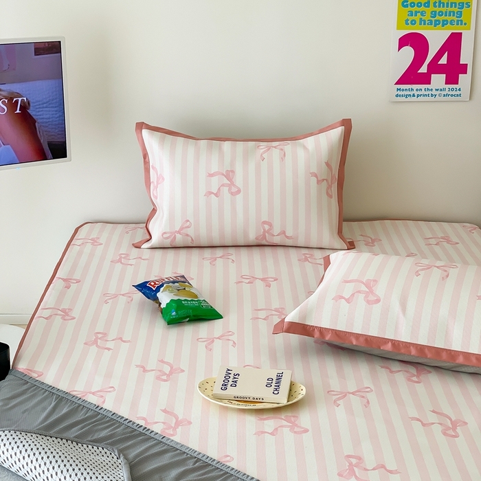 91家纺网 家纺一手货源 找家纺 昔可家纺 2024新款冰藤席床笠款--卡通系列 条纹丝带蝴蝶结