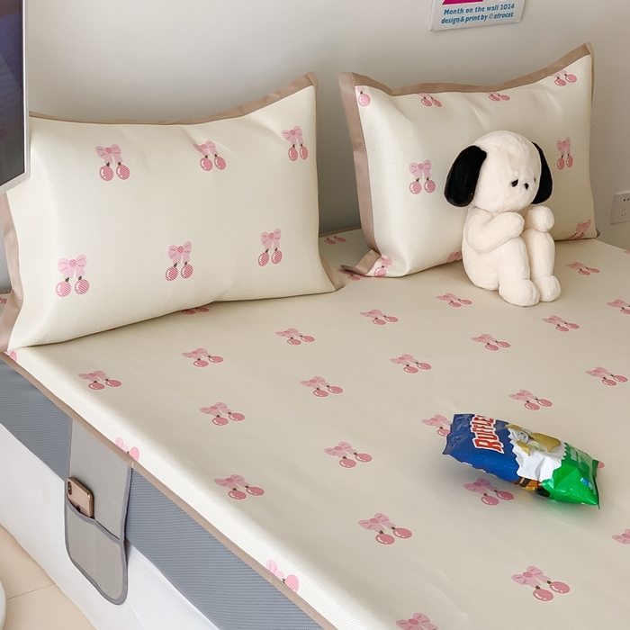 91家纺网 家纺一手货源 找家纺 昔可家纺 2024新款冰藤席床笠款--卡通系列 粉蝴蝶结樱桃