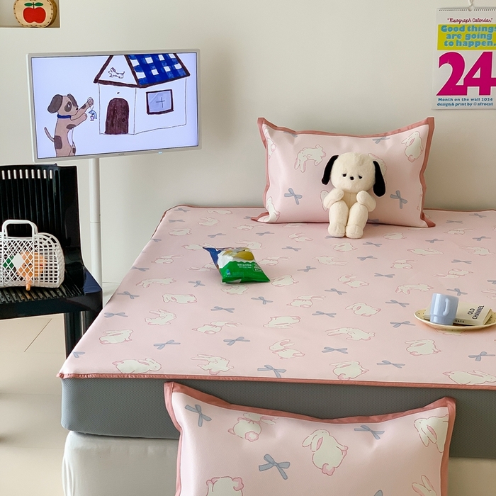 91家纺网 家纺一手货源 找家纺 昔可家纺 2024新款冰藤席床笠款--卡通系列 蝴蝶结小兔