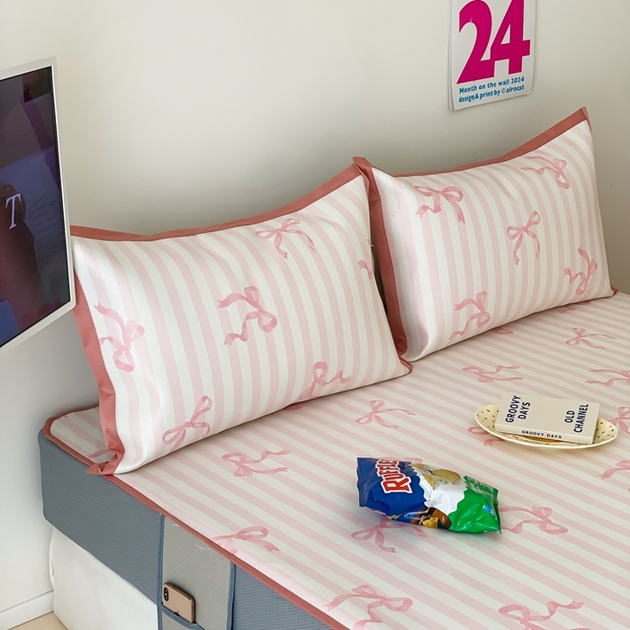 91家纺网 家纺一手货源 找家纺 昔可家纺 2024新款冰藤席床笠款--卡通系列 条纹丝带蝴蝶结