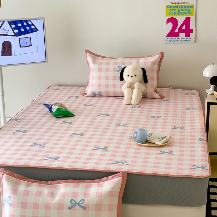 91家纺网 家纺一手货源 找家纺 昔可家纺 2024新款冰藤席床笠款--卡通系列 粉蓝格蝴蝶结