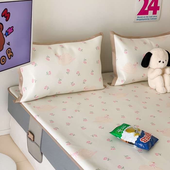 91家纺网 家纺一手货源 找家纺 昔可家纺 2024新款冰藤席床笠款--卡通系列 天鹅玫瑰