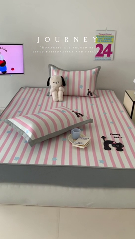 91家纺网 家纺一手货源 找家纺 昔可家纺 2024新款大版数码印花冰藤席床笠款 粉条黑猫