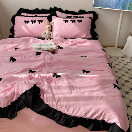 91家纺网 家纺一手货源 找家纺 （总）花伞家居 2025新款毛巾绣加宽花边妮娜蝴蝶结夏被四件套