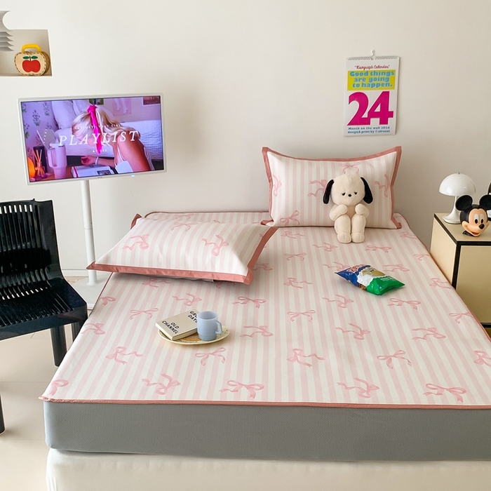 91家纺网 家纺一手货源 找家纺 昔可家纺 2024新款冰藤席床笠款--卡通系列 条纹丝带蝴蝶结