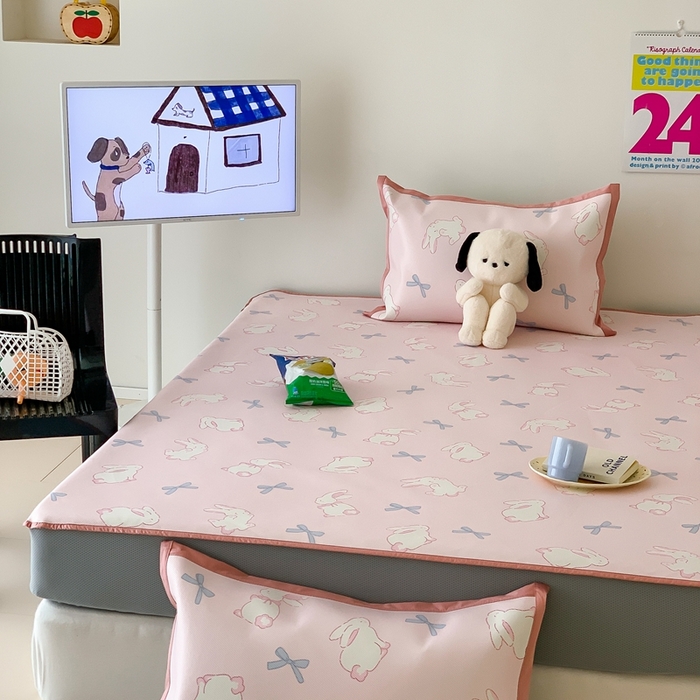 91家纺网 家纺一手货源 找家纺 昔可家纺 2024新款冰藤席床笠款--卡通系列 蝴蝶结小兔