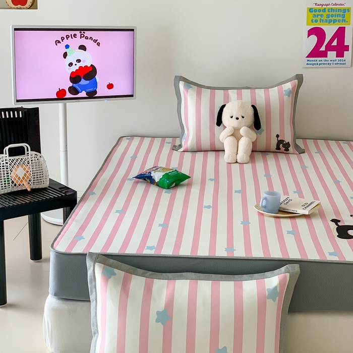 91家纺网 家纺一手货源 找家纺 昔可家纺 2024新款大版数码印花冰藤席床笠款 粉条黑猫