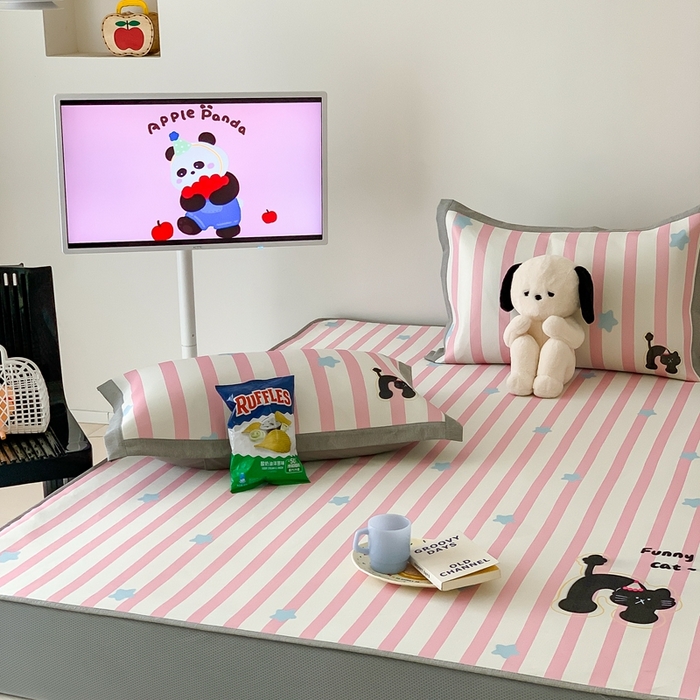 91家纺网 家纺一手货源 找家纺 昔可家纺 2024新款大版数码印花冰藤席床笠款 粉条黑猫