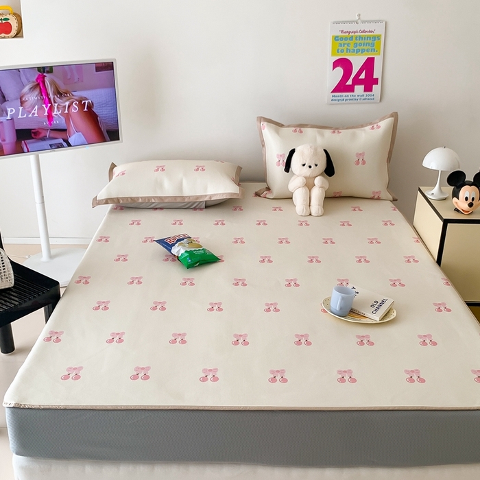 91家纺网 家纺一手货源 找家纺 昔可家纺 2024新款冰藤席床笠款--卡通系列 粉蝴蝶结樱桃