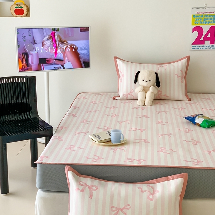 91家纺网 家纺一手货源 找家纺 昔可家纺 2024新款冰藤席床笠款--卡通系列 条纹丝带蝴蝶结