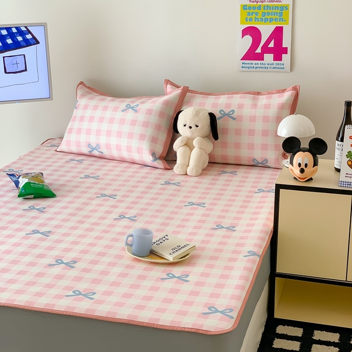 91家纺网 家纺一手货源 找家纺 昔可家纺 2024新款冰藤席床笠款--卡通系列 粉蓝格蝴蝶结