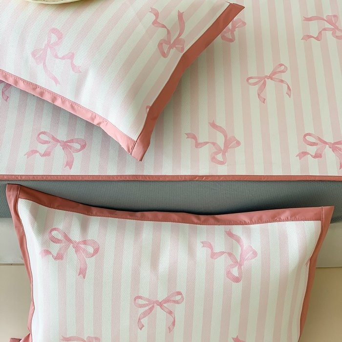 91家纺网 家纺一手货源 找家纺 昔可家纺 2024新款冰藤席床笠款--卡通系列 条纹丝带蝴蝶结