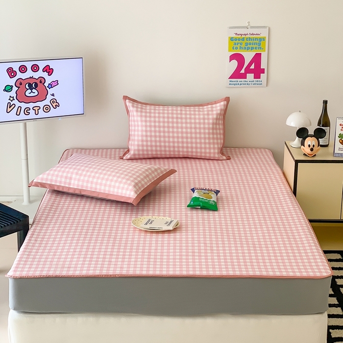 91家纺网 家纺一手货源 找家纺 昔可家纺 2024新款冰藤席床笠款--简约系列 格子粉